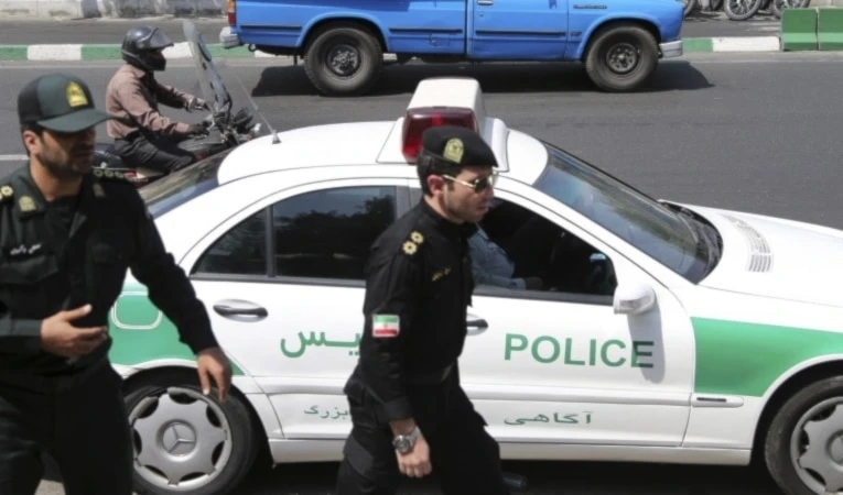 Agentes de seguridad iraníes.