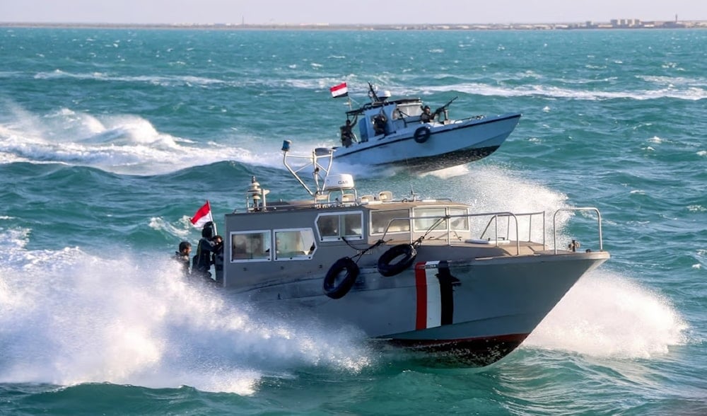 Fuerzas navales de Yemen atacaron el barco de EE.UU. con misiles balísticos, navales y drones. 