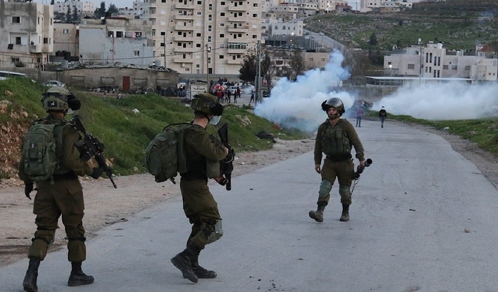 Los palestinos resistieron a los allanamientos y lanzaron artefactos explosivos contra las fuerzas israelíes.