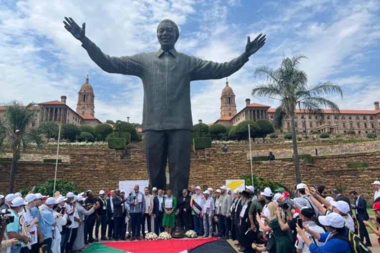 Partidarios de Palestina en Sudáfrica se reúnen en la plaza Mandela.