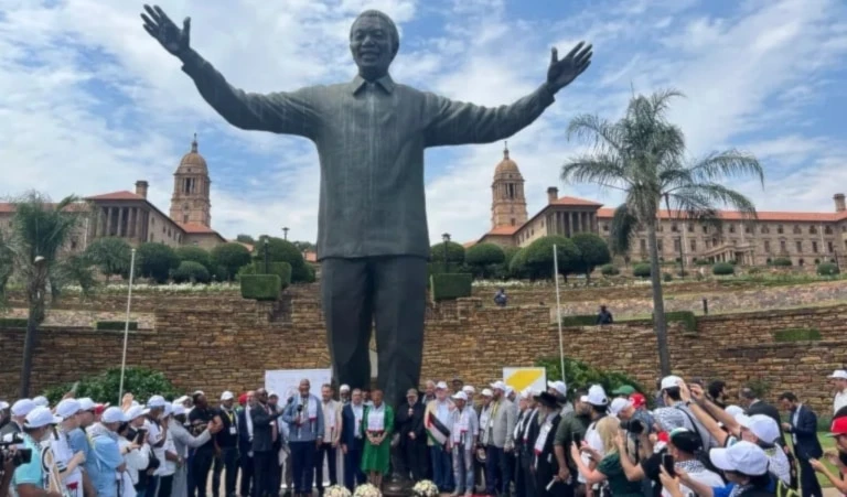 Partidarios de Palestina en Sudáfrica se reúnen en la plaza Mandela.