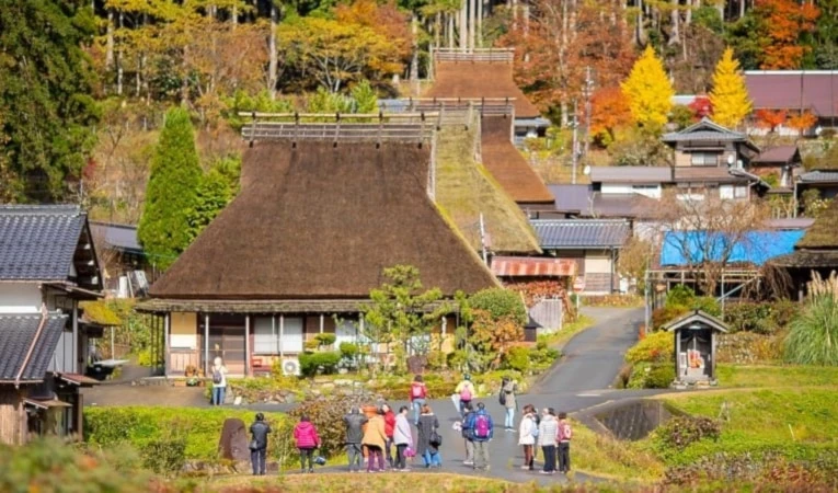 Las casas destacan el encanto del pueblo Miyama, en Japón