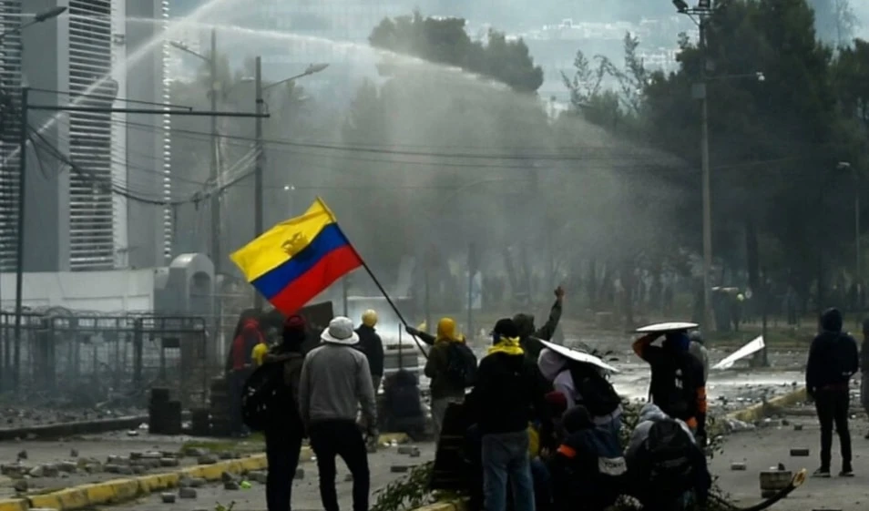 Al menos 10 personas han muerto y más de 850 han sido detenidas en todo el país.