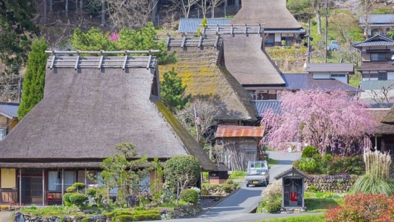 Las casas destacan el encanto del pueblo Miyama, en Japón