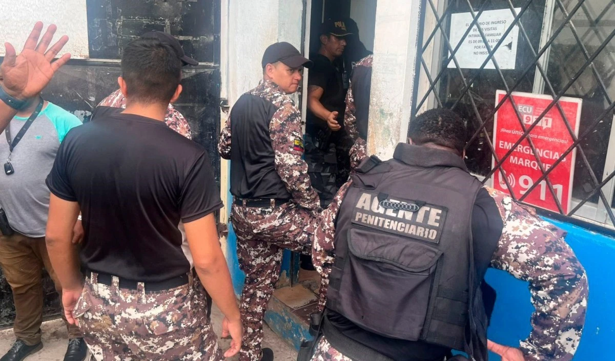 Fuerzas Armadas de Ecuador libera a funcionarios de una prisión en la provincia costera de Esmeraldas.