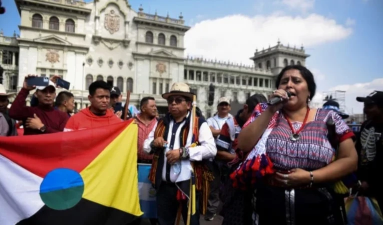 Manifestantes acuden al Congreso de Guatemala ante el retraso de la investidura de Bernardo Arévalo .