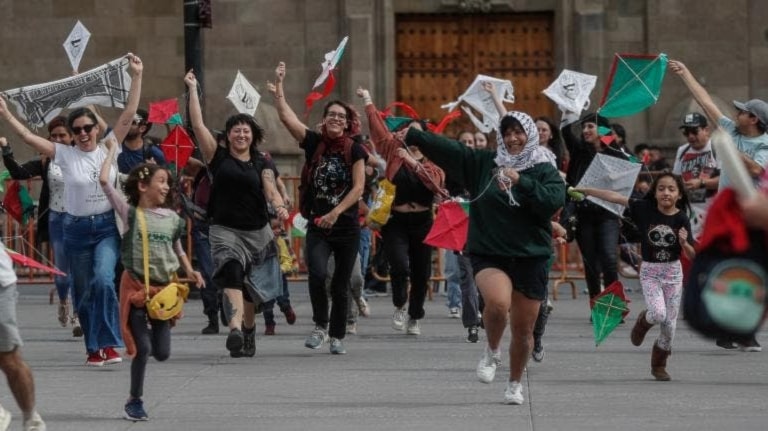 Personas de todas las edades elaboraron y colaron sus cometas en México en homenaje a los niños de la Franja de Gaza.