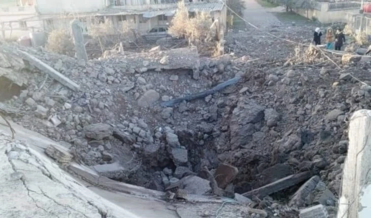 Efectos del ataque aéreo contra las aldeas de Malah y Arman, al sur de Al-Sweida, cerca de la frontera con Jordania. Efectos del ataque aéreo contra las aldeas de Malah y Arman, al sur de Al-Sweida, cerca de la frontera con Jordania.