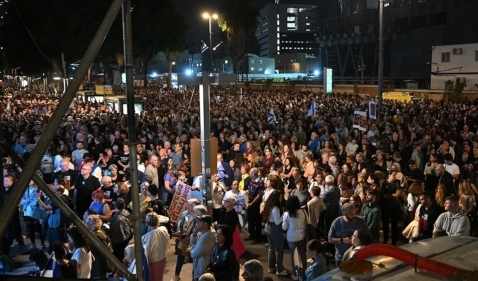 Miles de colonos exigen en "Tel Aviv" el regreso de los prisioneros israelíes, el derrocamiento del gobierno del primer ministro Benjamín Netanyahu y la celebración de nuevas elecciones.