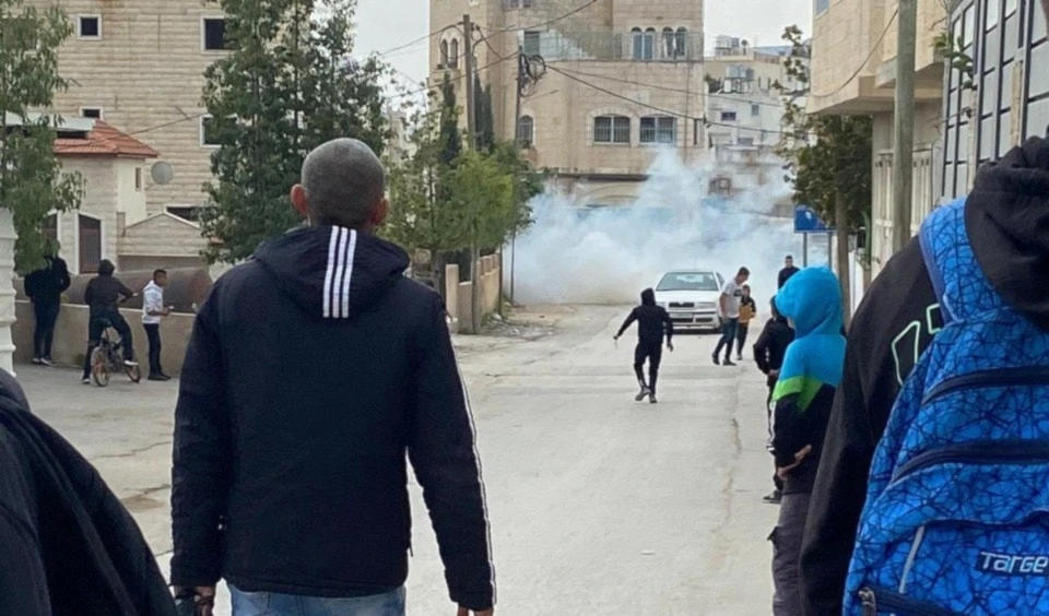 En Tamoun los pobladores lanzaron piedras a los vehículos militares de la ocupación y cerraron las calles con neumáticos sin reportar heridos.