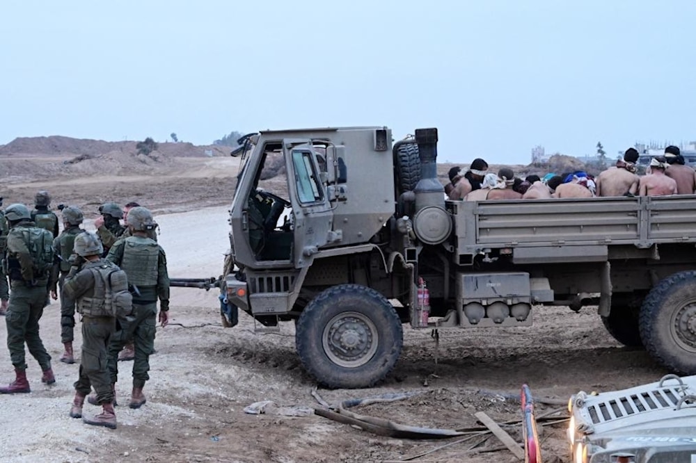 En el camión los palestinos detenidos por las fuerzas israelíes en Gaza.