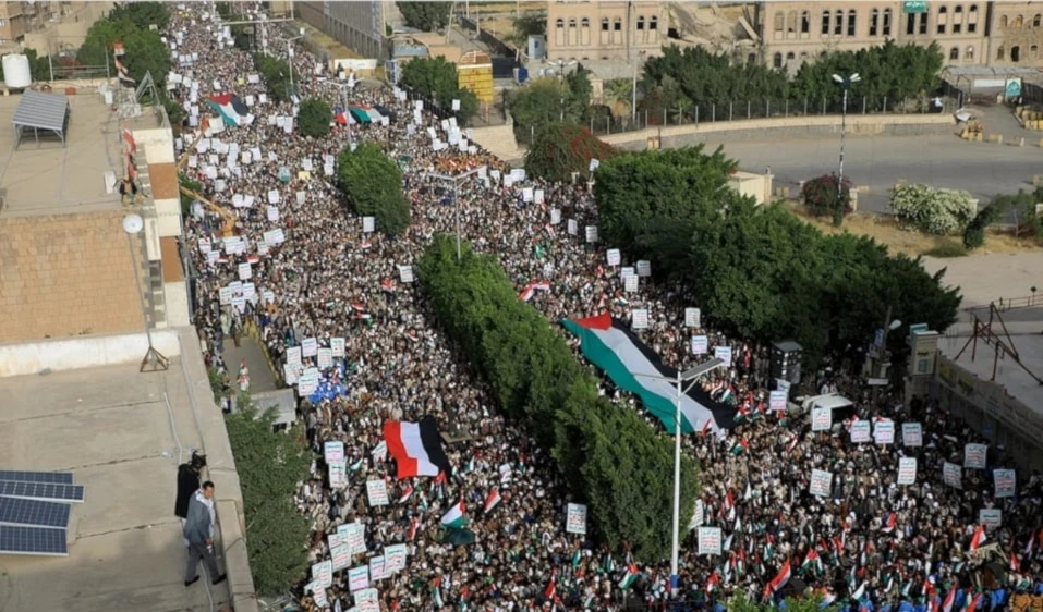 Los participantes en las marchas de las ciudades de Saada y Saná, en Yemen, emitieron una declaración bajo el título "Firme con Palestina. Estados Unidos es la madre del terrorismo".