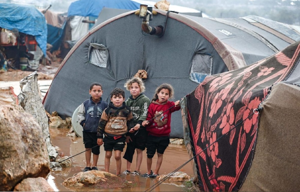 Las lluvias inundaron las tiendas de campaña de los refugiados y la situación resulta catastrófica. 