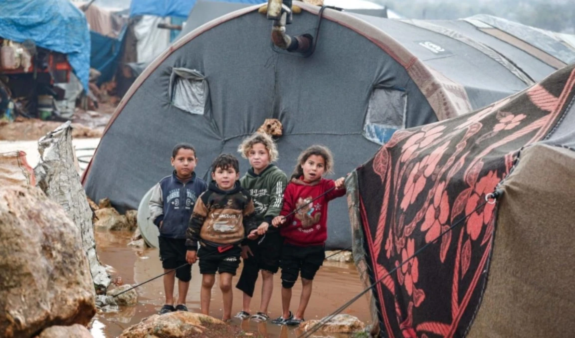 Las lluvias inundaron las tiendas de campaña de los refugiados y la situación resulta catastrófica.