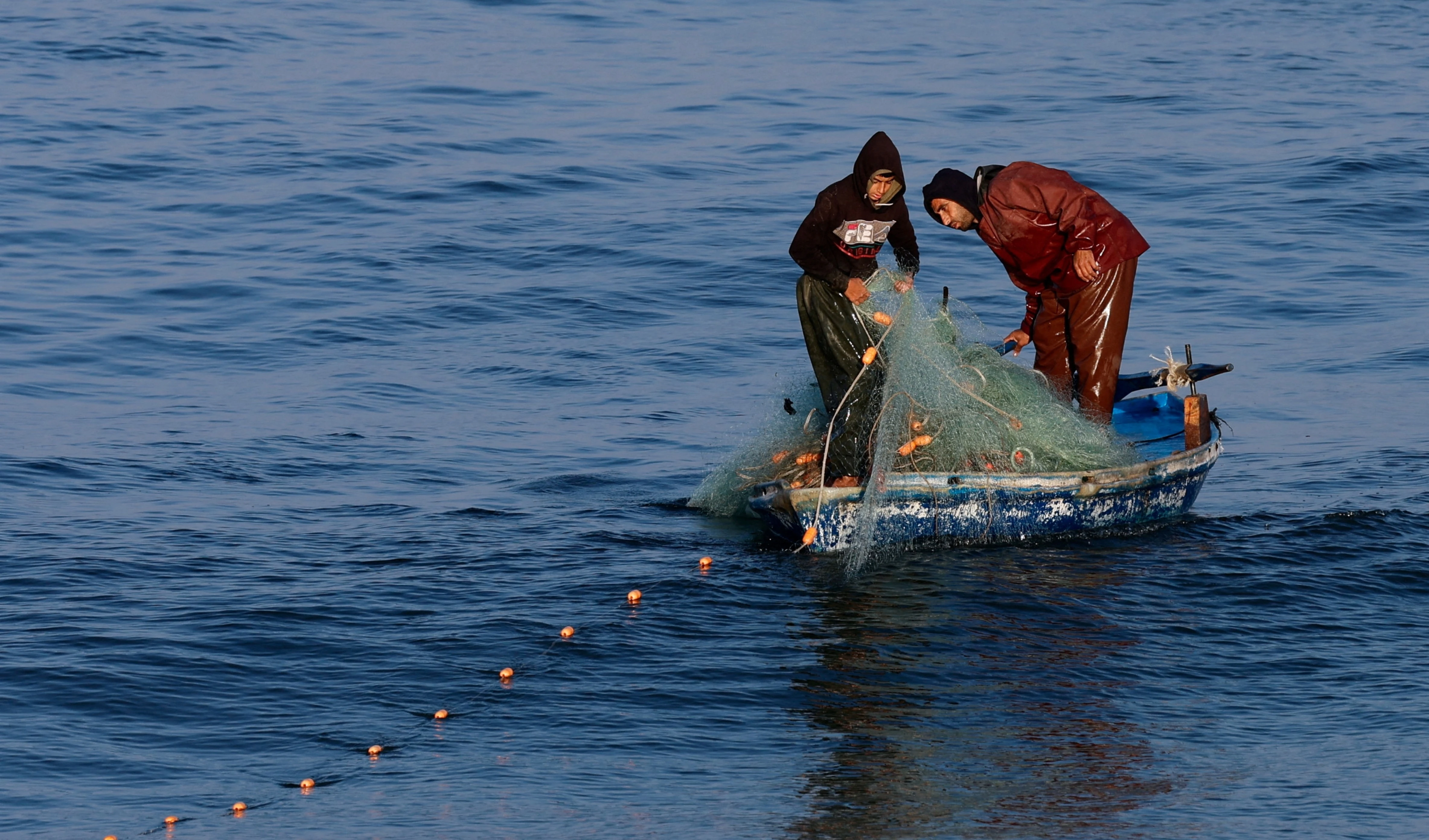 ¿Cómo pescar en Palestina al acecho de “Israel”? Foto: Reuters.