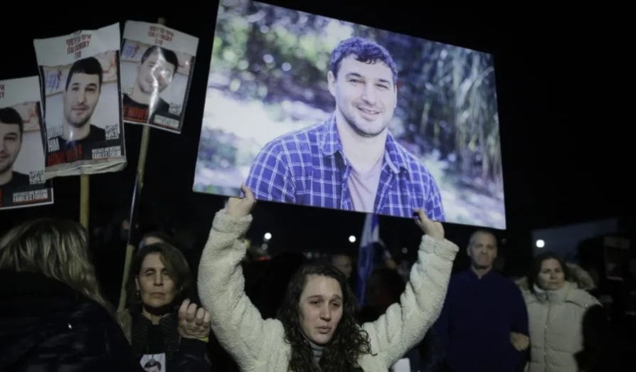 Cientos de familiares se manifestaron en Qaysariya, frente a la residencia del primer ministro israelí, Benjamín Netanyahu, y exigieron la liberación de los retenidos y la conclusión de un intercambio con los grupos combatientes.