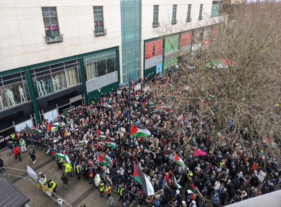 Los manifestantes portaron banderas palestinas. 