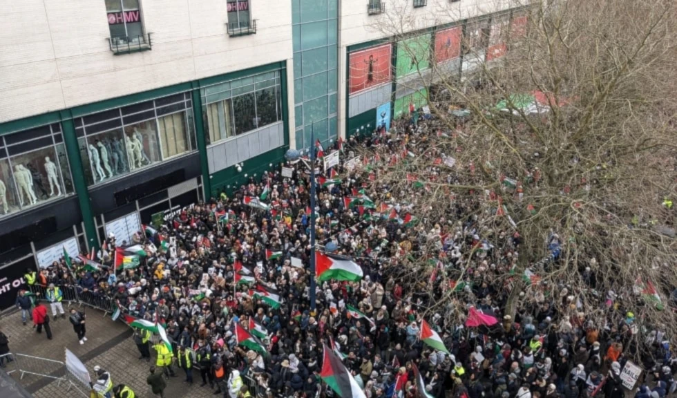 Los manifestantes portaron banderas palestinas.