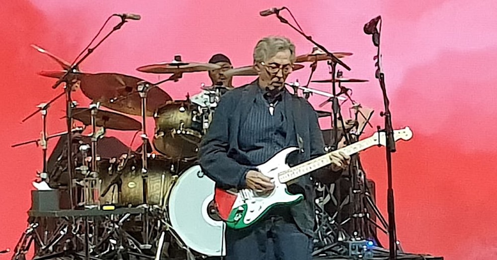 Eric Clapton utiliza “guitarra de Palestina” durante concierto 