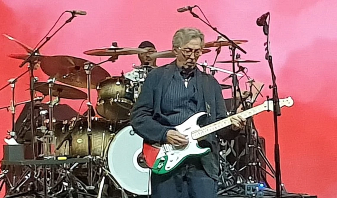 Eric Clapton utiliza “guitarra de Palestina” durante concierto