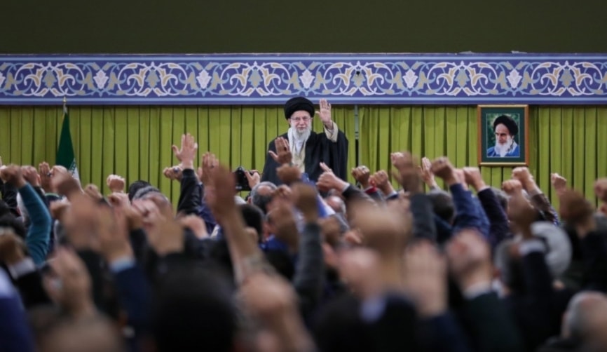 El líder de la Revolución y de la República Islámica de Irán, Sayyed Ali Khamenei, participa en una reunión con organizadores de una conferencia sobre mártires en Teherán.