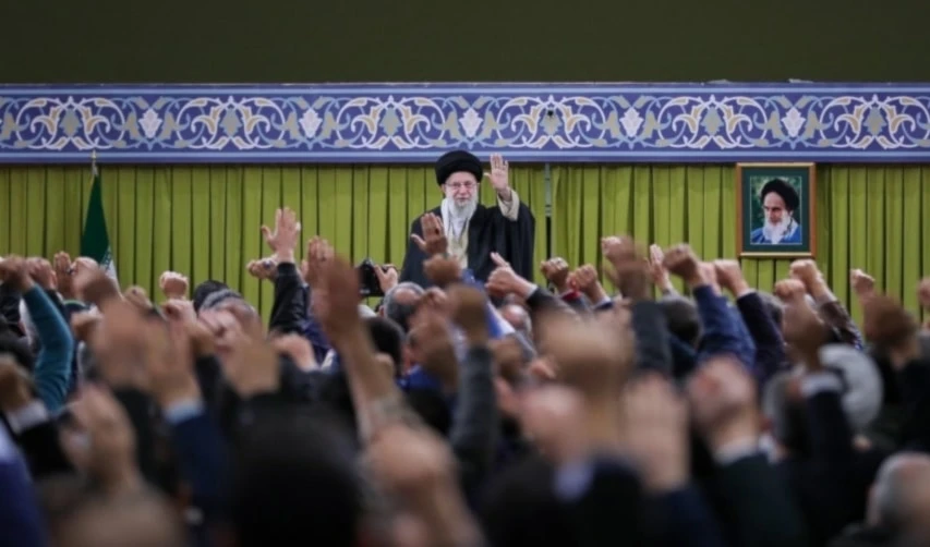 El líder de la Revolución y de la República Islámica de Irán, Sayyed Ali Khamenei, participa en una reunión con organizadores de una conferencia sobre mártires en Teherán.