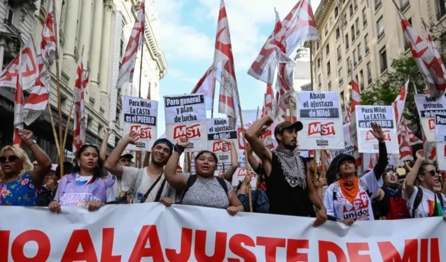 Protestas contra el plan de Milei en Argentina.