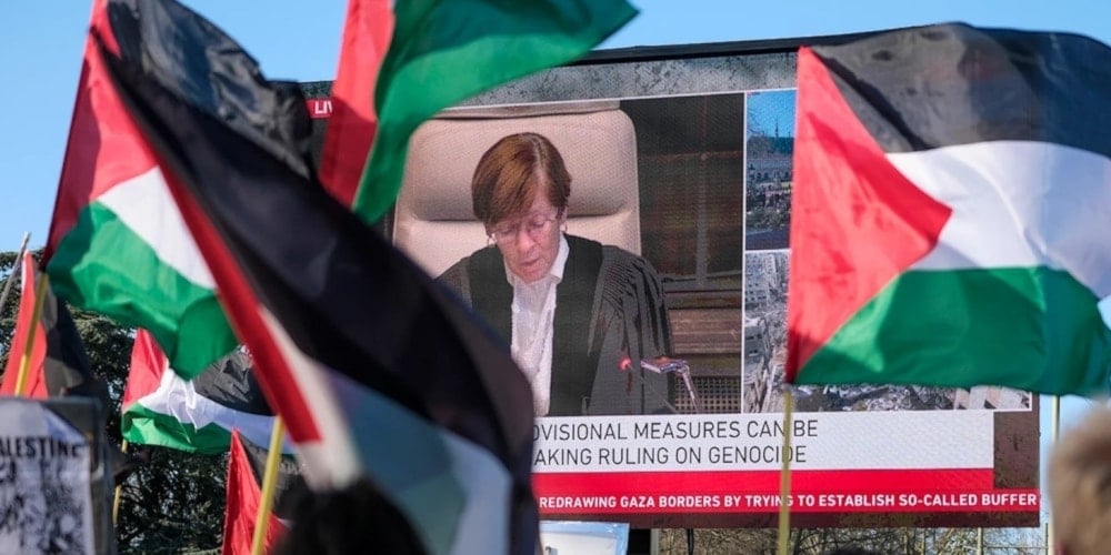 Activistas ondearon este viernes banderas palestinas durante la sesión de la Corte Internacional de Justicia, en La Haya, Holanda. Foto: Associated Press