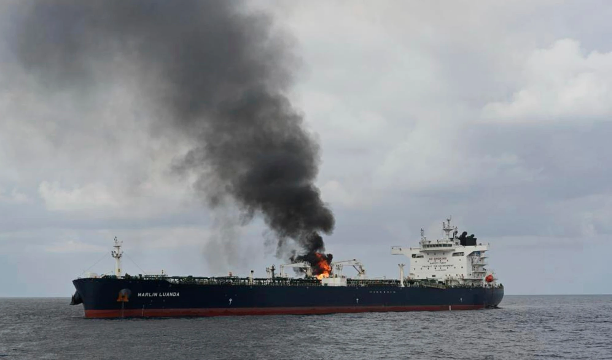 Las tropas navales yhemenitas atacaron al petrolero británico "Marlin Luanda" en el golfo de Adén y lo incendiaron.