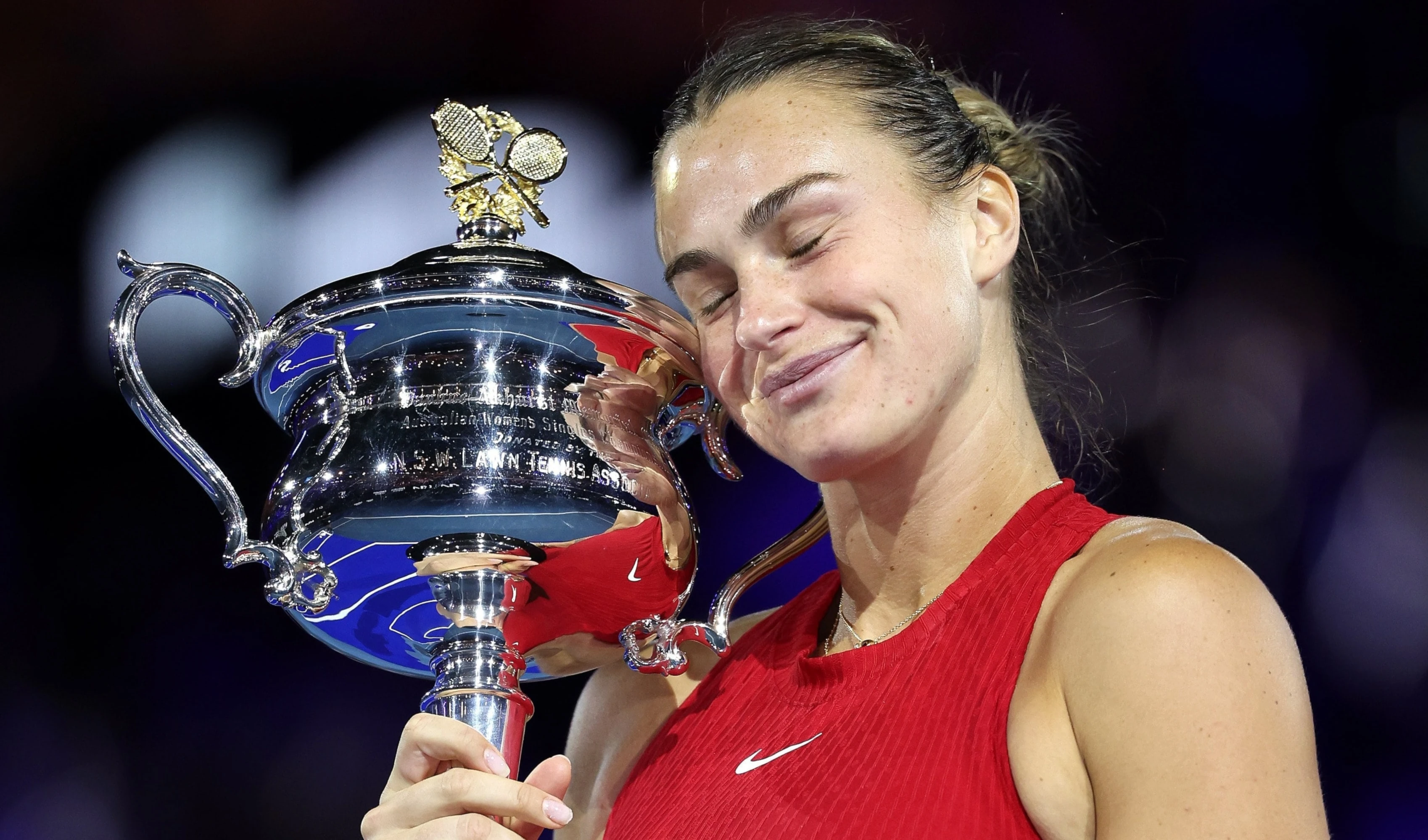 Tenista Sabalenka retiene trofeo en Abierto de Australia.