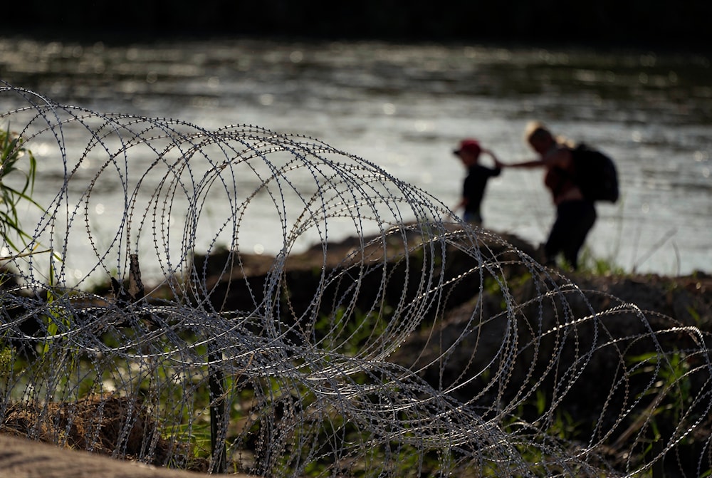 Muchos migrantes quedan atrapados en el alambre de púas. 