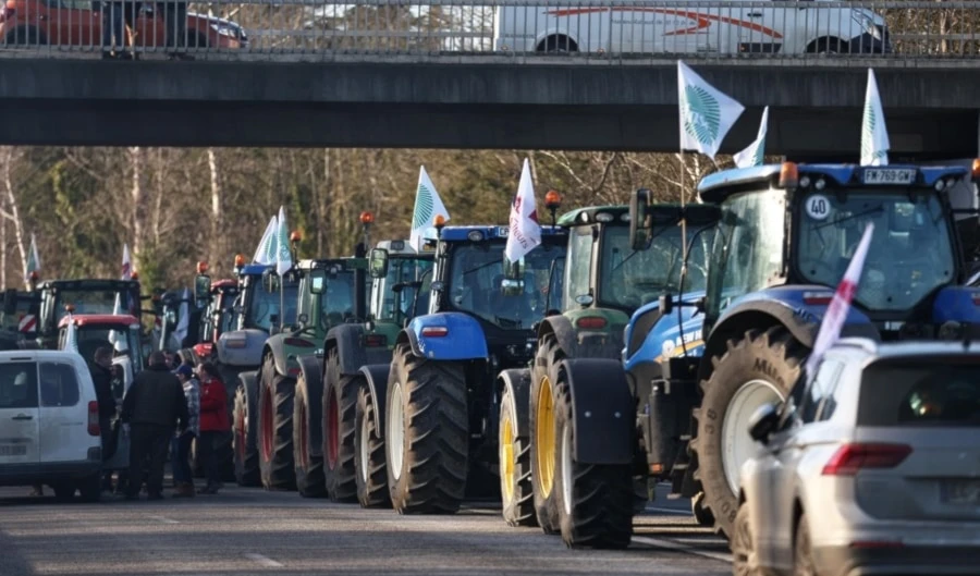 La Federación Nacional de Sindicatos de Agricultores de Francia (Fnsea) y los Jóvenes Agricultores llamaron a bloquear con tractores ocho puntos de acceso a París.