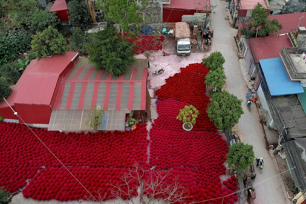 La tradición del incienso perdura en el festival del Tet en Vietnam