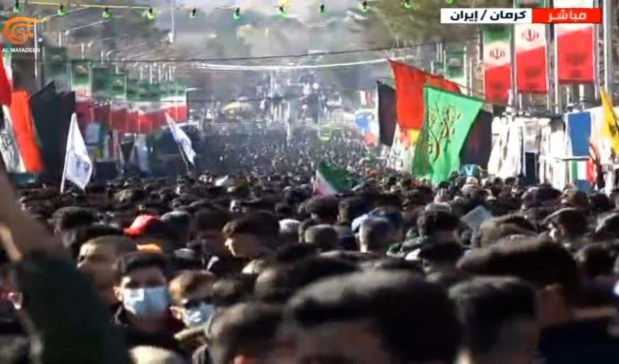 Iraníes en la ciudad de Kerman rinden homenaje a los mártires Qassem Suleimani y Abu Mahdi al-Muhandis.