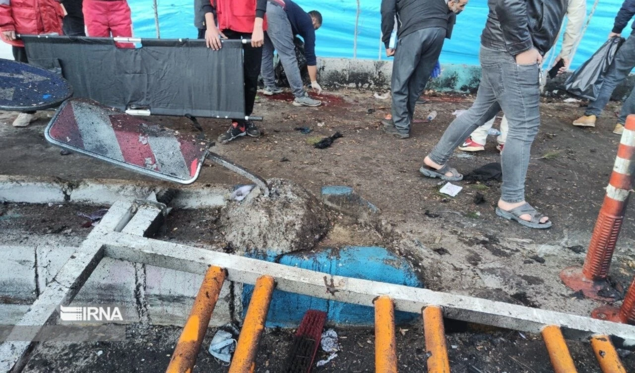 Decenas de mártires y heridos provocaron las dos explosiones cerca del santuario del mártir comandante Qassem Suleimani en la ciudad iraní de Kerma. Decenas de mártires y heridos provocaron las dos explosiones cerca del santuario del mártir comandante Qassem Suleimani en la ciudad iraní de Kerma.