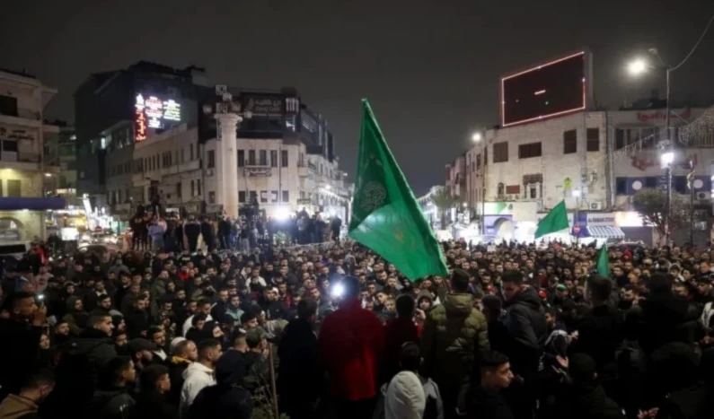 Cientos de personas salieron a protestar en Cisjordania por la muerte de Al Arouri. Cientos de personas salieron a protestar en Cisjordania por la muerte de Al Arouri.