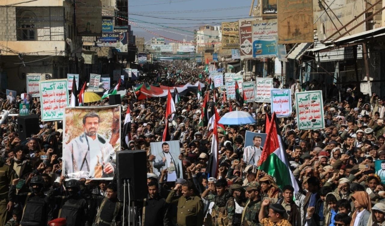 Saada marcha bajo el lema "La sangre de los libres en el camino a la victoria".