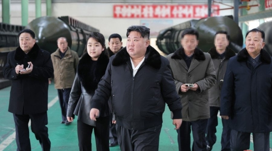 Líder de Corea del Norte pide aumento de producción de lanzamisiles. Foto: KCNA. 