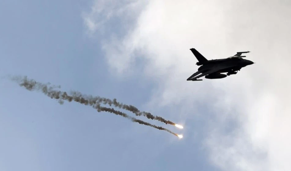 Cazas iraquíes destruyen bastiones de Daesh en Diyala.