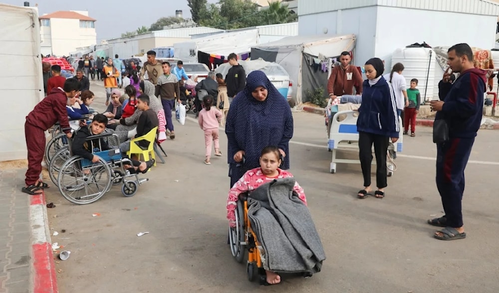 Nour Marouf, una niña palestina a la que le amputaron el pie tras resultar herida en un ataque israelí, salió del Hospital Europeo de Rafah, en el sur de la Franja de Gaza.