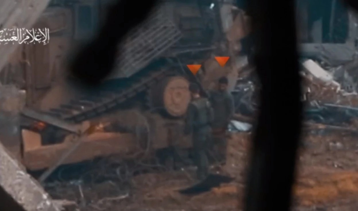 Escenas de las Brigadas Al-Qassam atacando a soldados de la ocupación con un proyectil antipersonal al este de los barrios de Al-Daraj y Al-Tuffah.