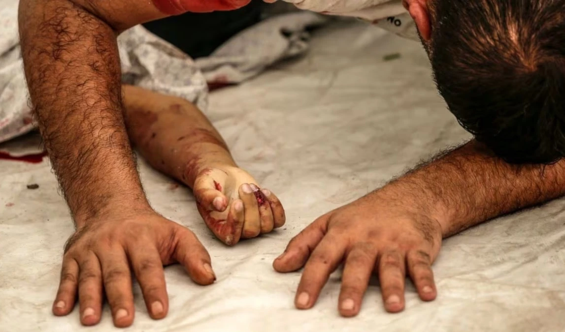 Desde hace 95 días “Israel” comete un genocidio sin precedentes sobre la Franja de Gaza y ya acabó con la vida de más de 23 mil personas, la mayoría mujeres y niños. Desde hace 95 días “Israel” comete un genocidio sin precedentes sobre la Franja de Gaza y ya acabó con la vida de más de 23 mil personas, la mayoría mujeres y niños.