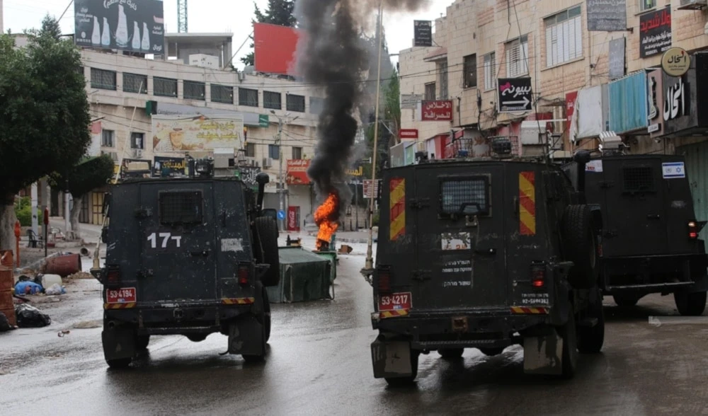 Las fuerzas enemigas irrumpieron en Nablus desde varios frentes. Las fuerzas enemigas irrumpieron en Nablus desde varios frentes.