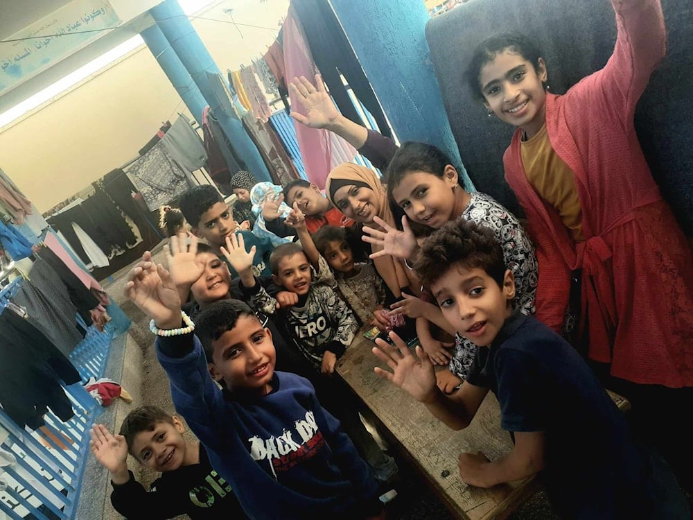 Voluntarios en Palestina enseñan a personas desplazadas