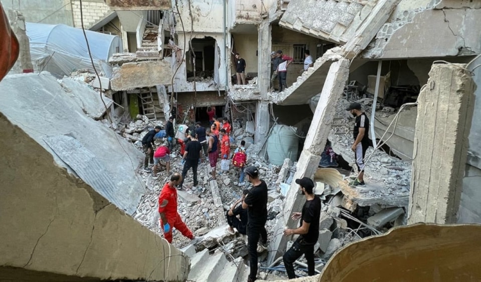 Equipos de rescate inspeccionan los daños tras un ataque aéreo enemigo israelí al amanecer en el campo de Ain al-Hilweh en Sidón. (Foto: AFP)