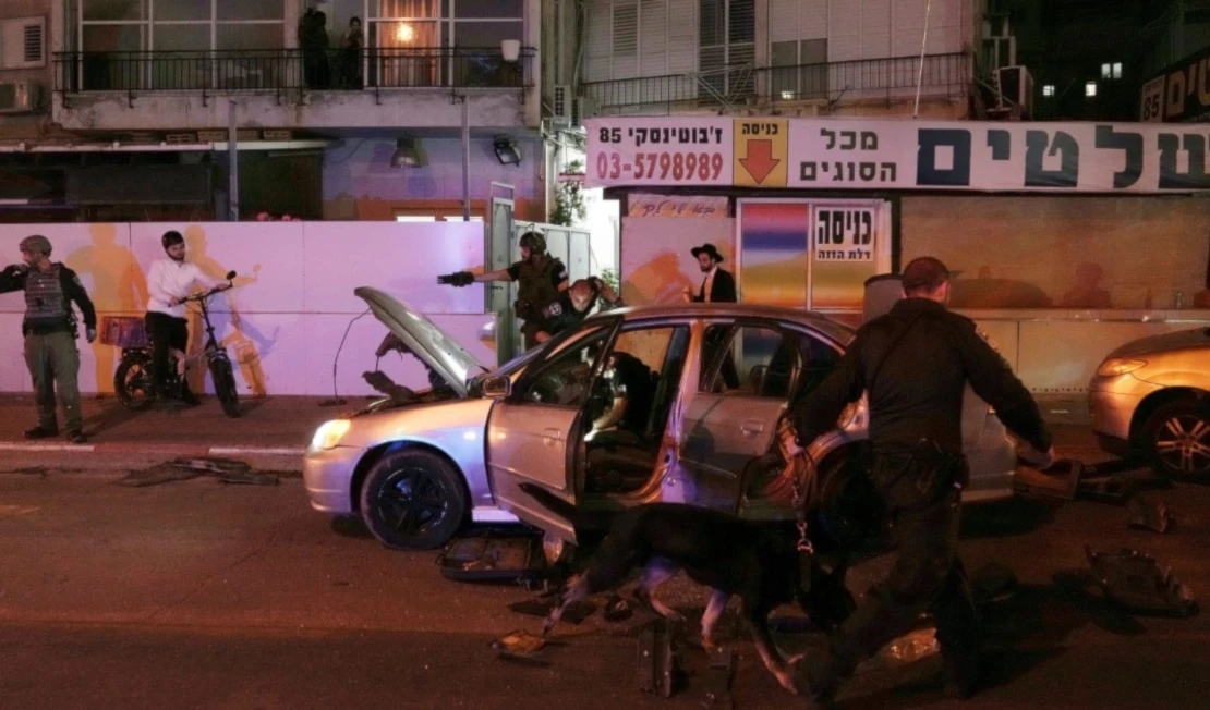La policía israelí registra un coche en el lugar del tiroteo en Bnei Brak, Tel Aviv. (Foto: CNN)