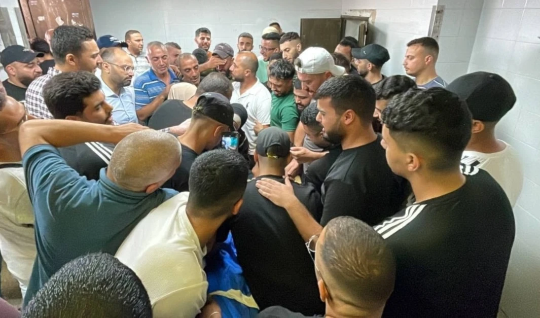 Palestinos rodean el cadáver del joven asesinado Abdel Hakim Mamoun Abdel Hamid Shahin.