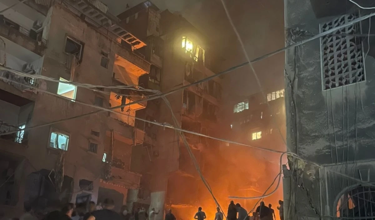 Agresión israelí contra un edificio en la zona de Al-Nuwairi en Beirut (Redes Sociales)