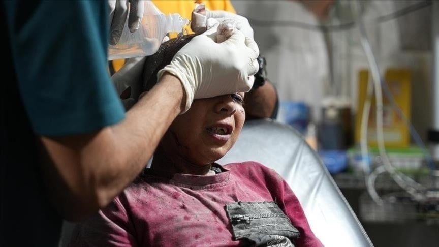 Enfermera cura herida de una niña palestina en el interior de un hostipal de la Franja de Gaza (Foto: AFP)
