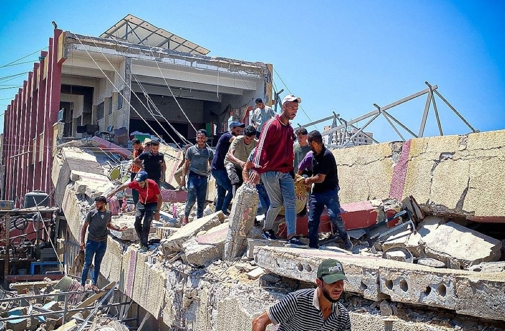 Palestinos extraen cadáveres de estructura civil destruida por ataques israelíes.